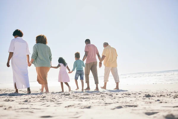 Familie Spaziergänge Auf Sand Strand Und Händchenhalten Generationen Und Menschen — Stockfoto
