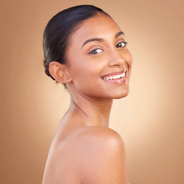 Huidverzorging Schoonheid Portret Van Een Indiase Vrouw Met Een Glimlach — Stockfoto