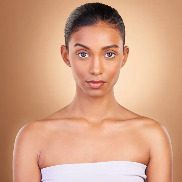 为了健康 健康的皮肤和面部治疗 在工作室里对印度妇女进行了瘦长 美观和肖像的拍摄 皮肤科 豪华温泉 化妆品和自信的女孩严肃的面孔 — 图库照片