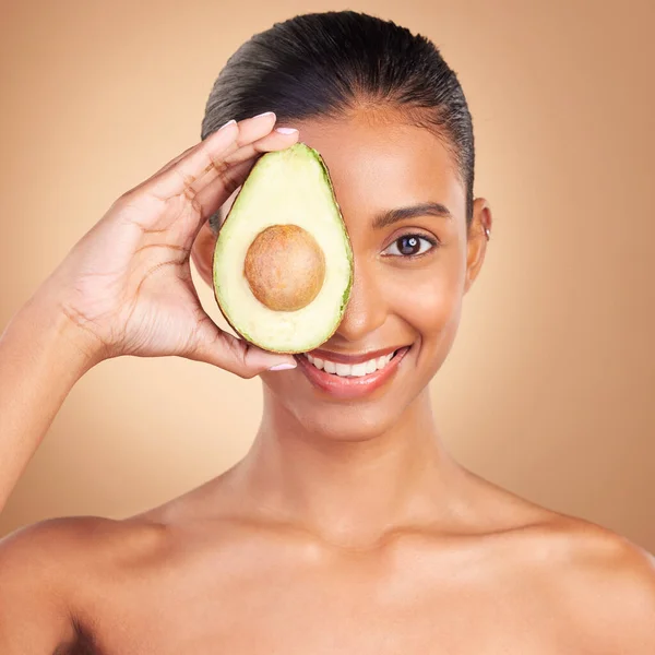 Indiase Vrouw Avocado Studio Portret Voor Schoonheid Gezondheid Welzijn Met — Stockfoto