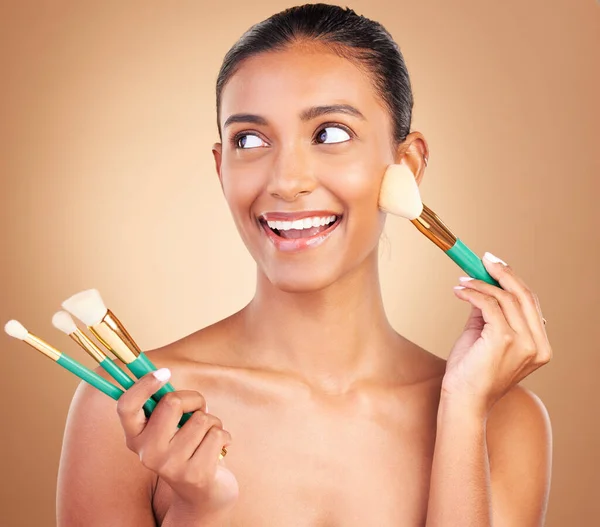 Cepillos Maquillaje Felices Mujer Con Belleza Natural Bienestar Brillo Facial —  Fotos de Stock