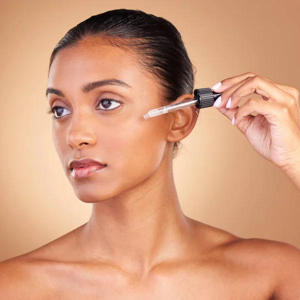 Suero Belleza Spa Mujer Con Cuidado Piel Dermatología Aceite Esencial —  Fotos de Stock