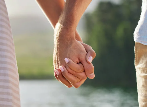 Κρατώντας Χέρια Την Αγάπη Και Ζευγάρι Στη Λίμνη Εξωτερικούς Χώρους — Φωτογραφία Αρχείου