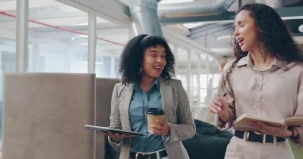 Kadınları Konuşmak Ofiste Masaya Yürümek Toplantı Tartışma Şbirliği Takım Çalışması — Stok video