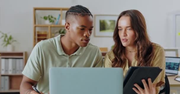 Startup Laptop Zwarte Man Met Vrouw Gesprek Team Planning Onderhandeling — Stockvideo
