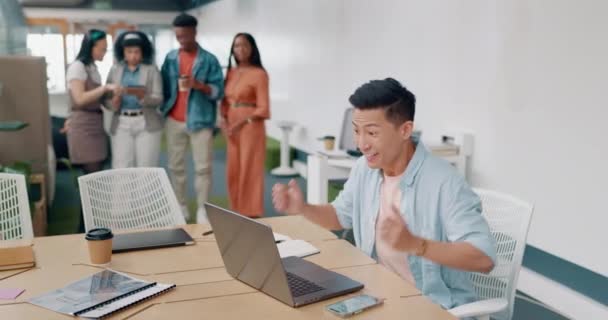 Győztes Igen Tapsol Egy Ázsiai Üzletember Aki Csapatával Szurkol Miközben — Stock videók