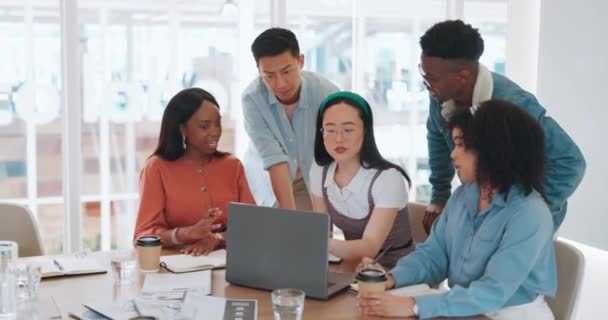 Csapatmunka Együttműködés Üzletemberek Laptopon Irodában Megbeszélik Értékesítési Projektet Tervezés Együttműködés — Stock videók