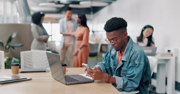 Czarny Człowiek Laptop Telefon Wpisując Projekt Strony Internetowej Planowania Biura — Wideo stockowe