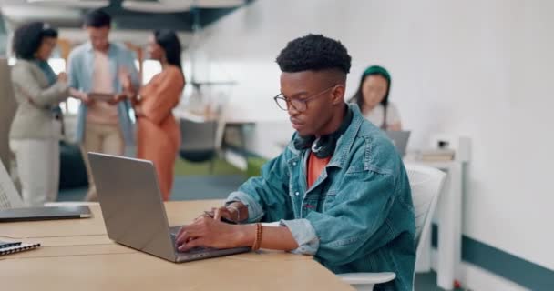 デジタルマーケティング ウェブサイトのデザインやビジネスのためのスタートアップ ラップトップや黒人男性計画 執筆やブレインストーミングのアイデア 職場でのヘッドフォン 創造的な従業員または労働者 — ストック動画