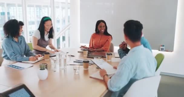 多様性 ビジネス人 マーケティングチームワーク 計画戦略 オフィスでの創造的なコラボレーションのための幸せな会議 異人種間チーム 従業員管理と創造的なグループディスカッション — ストック動画