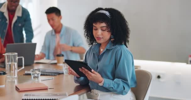 领导和黑人妇女与平板电脑见面的广告或营销策略 Ceo Boss Female Entrepreneur Touchscreen Internet Browsing Email Research — 图库视频影像