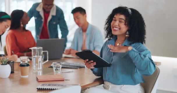 Twarz Przywództwo Czarna Kobieta Tabletem Spotkaniu Dla Strategii Reklamowej Lub — Wideo stockowe