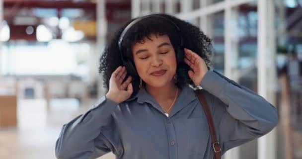 耳机和黑人妇女在购物中心寻求自由 放松和平静的精力 倾听和快乐的旅行之旅 城市建筑 Gz和音频技术在零售业中的启示 — 图库视频影像