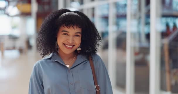 商业女性 头发和肖像一个快乐害羞 富有创造力的员工准备工作 快乐的黑人女性和数字营销人员早上在办公室里微笑着从网页设计工作中走出来 — 图库视频影像