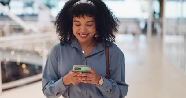 微笑和黑人妇女在购物中心阅读社交媒体 网络和移动网络文字 快乐的在线交流 在线购物和在应用程序上销售一个女人的手机网页 — 图库视频影像