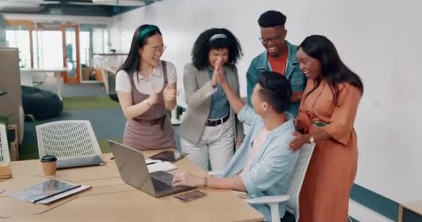 オフィスでノートパソコンを操作しながらチームを応援しているアジア系のビジネスマンに 優勝者はい 拍手を送ります すごいとお祝いの男性従業員と同僚グループと成功 — ストック動画