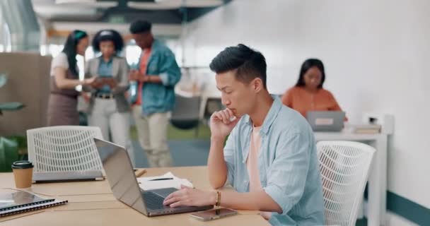Írás Kutatás Laptop Üzletemberrel Irodai Jegyzetfüzetben Gondolkodás Ötlet Vagy Tervezés — Stock videók