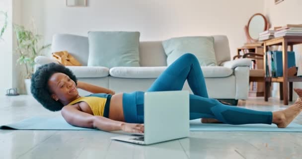 女生在笔记本电脑上播放普拉提视频是为了健身 锻炼和在家里客厅地板上锻炼 在线健康教育和致力于健康和身体目标的黑人妇女 — 图库视频影像