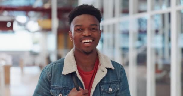 Zwarte Man Gezicht Glimlach Portret Het Gebouw Voor Succes Ontwerper — Stockvideo