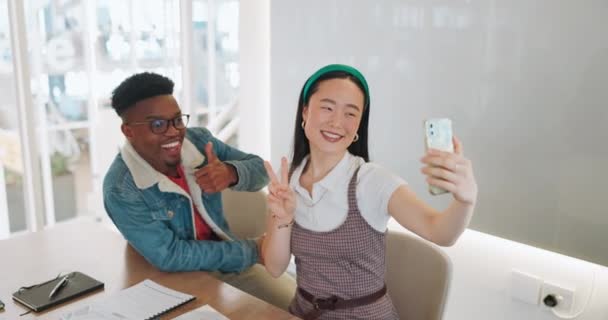 Zâmbet Prieteni Selfie Oameni Afaceri Telefon Degetele Sus Semn Pace — Videoclip de stoc