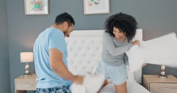 Amor Travesseiro Casal Com Homem Uma Mulher Brincando Uma Cama — Vídeo de Stock