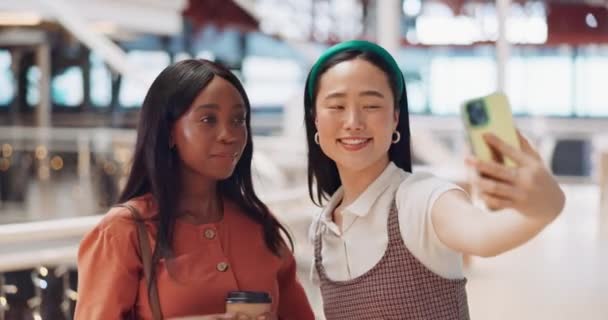 自私自利和女人在商场与笑 快乐和滑稽的脸与电话社交媒体 在有咖啡 数码照片和社交的购物中心里 有影响力的女人 多样性和智能手机 — 图库视频影像