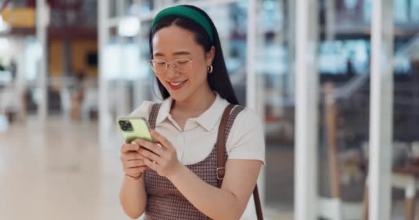 打字和亚洲女孩带着微笑在网上商场查看社交媒体 互联网和社交网络 周末在购物中心用智能手机交流 科技和快乐的女人 — 图库视频影像