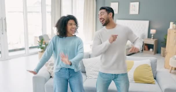 这对快乐的夫妇一起跳舞 庆祝酒店假日 或者在出租公寓里玩得开心 一对跨种族的夫妇 朋友或人们为了爱情和健康的生活方式而随着音乐跳舞 — 图库视频影像