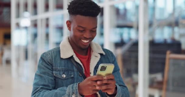 有创意的黑人男人 电话和微笑的发短信 沟通或社交媒体在办公室 快乐的非裔美国人喜欢网上聊天 讨论或用智能手机与初创公司聊天 — 图库视频影像