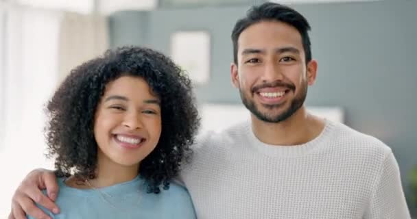 一对快乐的年轻夫妇站在休息室里 拥抱表达爱意的画像 一个有爱心的丈夫和妻子的结合 爱和微笑 拉丁裔男女在家里玩得很开心 — 图库视频影像