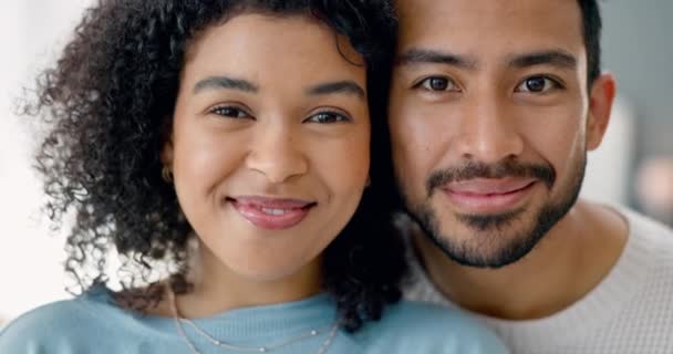 異人種間のカップルの肖像画は 関係とロマンスのために自宅でリラックスして直面しています 笑顔男 若い女性と幸福の人々日付 思いやりと品質の時間を楽しんで — ストック動画