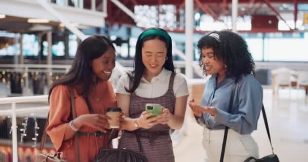 智能手机和社交媒体与妇女在购物中心 迷因和喜剧与技术和沟通的一天 电话和5G网络的多样性 欢笑和兴奋 — 图库视频影像