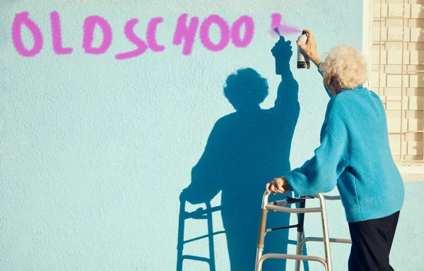Seniorin Graffiti Und Wand Mit Sprühfarbe Für Street Art Stadt — Stockfoto