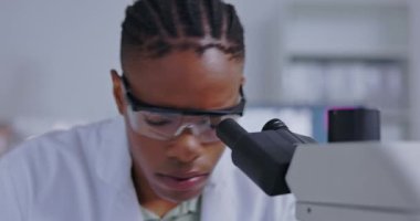 Mikroskop, eczane ve bilim. Araştırma, virüs ve buluşlar için laboratuvarda siyah bir adam var. Erkeklerle geliştirme, tıbbi ve sağlık hizmetleri ve deney, ilaç ve analizler için kontrol.