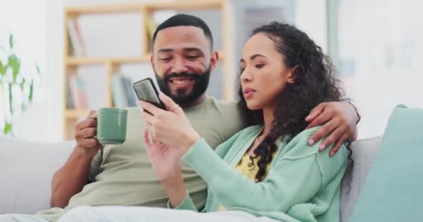 Communication Téléphone Couple Sur Canapé Maison Avec Café Streaming Pour — Video