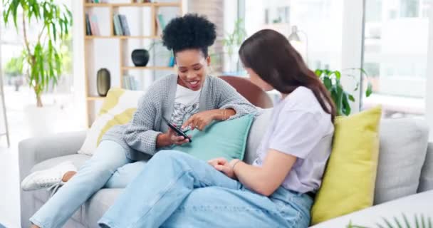 Přátelé Telefon Ženy Mluví Pohovce Obývacím Pokoji Domova Sociálních Médií — Stock video