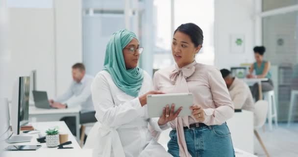 Επιχειρηματικές Γυναίκες Muslim Tablet Συνεργαζόμενο Γραφείο Για Σχεδιασμό Ιστοσελίδων Λογότυπο — Αρχείο Βίντεο