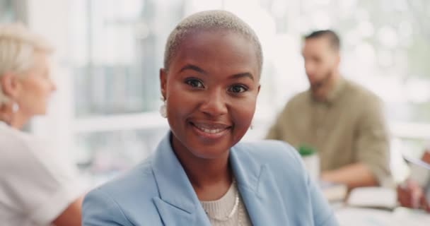 Mujer Negra Cara Sonrisa Oficina Con Equipo Visión Liderazgo Reunión — Vídeo de stock