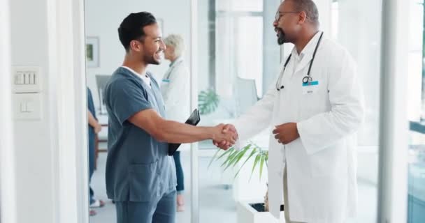 Läkare Handslag Eller Sjuksköterska Tablettform Samarbete Med Sjukhusteam Medicinsk Forskningsplanering — Stockvideo