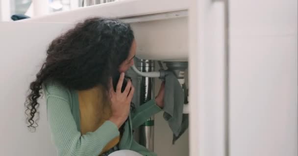Fregadero Reparación Fontanería Mujer Una Llamada Telefónica Para Mantenimiento Servicio — Vídeos de Stock