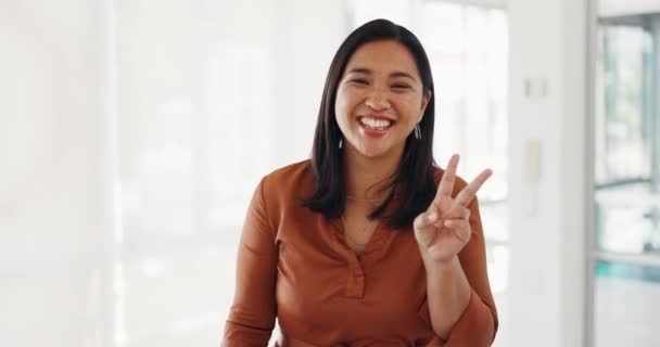 商界女性 在现代办公室 营销公司或广告公司为印尼人签署了关于我们的面孔或和平协定 有头发的创意设计师的肖像 快乐的笑容或有趣的手势 — 图库视频影像