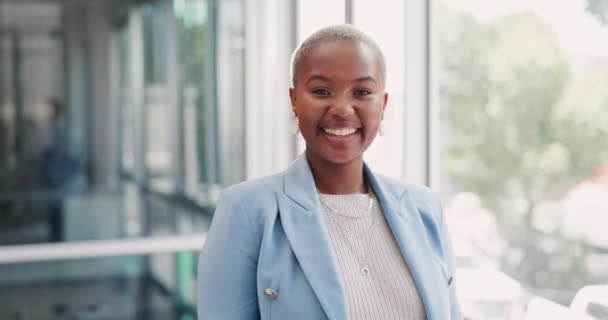 成功のための幸せな笑顔 ビジョンや目標を持つオフィスビル内の黒人女性従業員の顔 肖像画 成長の考え方や経験を持つビジネスオフィス リーダーシップまたはマーケティングマネージャー — ストック動画