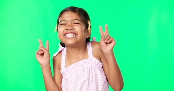 Kinder Frieden Und Das Porträt Eines Mädchens Auf Grünem Leinwandhintergrund — Stockvideo