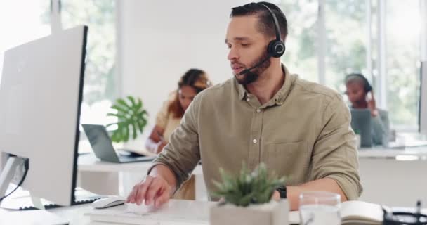 Çağrı Merkezi Müşteri Hizmetleri Erkek Erkeğe Konuşma Daktilo Çağrı Bilgisayarla — Stok video