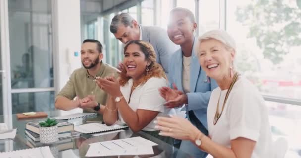 ビジネスの人々 拍手またはマーケティングのチームワーク 広告の目標またはブランディングの目標のための多様性会議の成功 オフィスの成長の創造的なデザイナー 男性または女性のための笑顔 幸せまたは拍手 — ストック動画