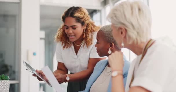 Kertas Kerja Diskusi Dan Bisnis Wanita Bekerjasama Pada Proyek Perusahaan — Stok Video