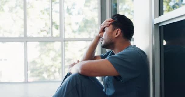 Hemşire Hastanenin Zemininde Stres Depresyon Geçiren Bir Adam Var Virüs — Stok video