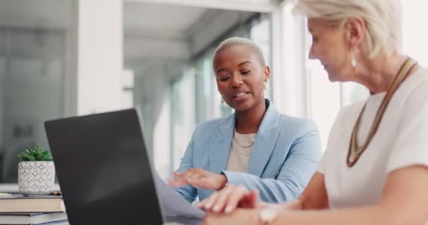 ビジョンとマーケティングプロジェクトのためのコーチのためのラップトップを持つ企業の女性 計画とオフィス 黒人女性 コンピュータとの上級幹部とチームワーク 将来の目標とブレインストーミング会議 — ストック動画