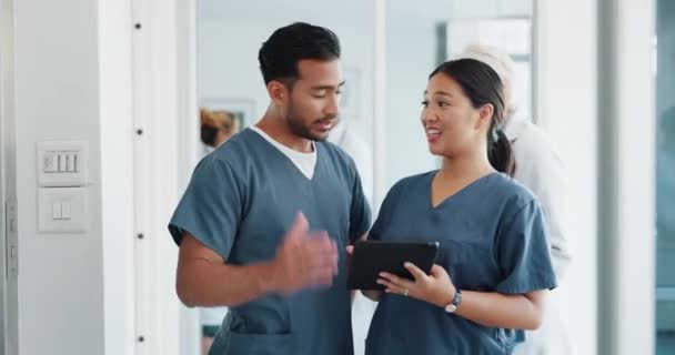Médico Equipo Tableta Discusión Con Personas Mayores Para Capacitación Asesoramiento — Vídeos de Stock