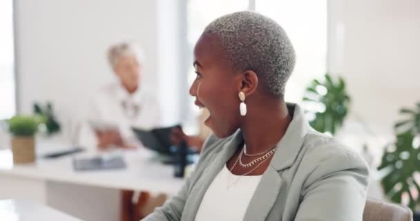 Siyahi Kadın Yumruk Terfi Için Heyecanlı Kutlama Ofiste Mutlu Afrika — Stok video